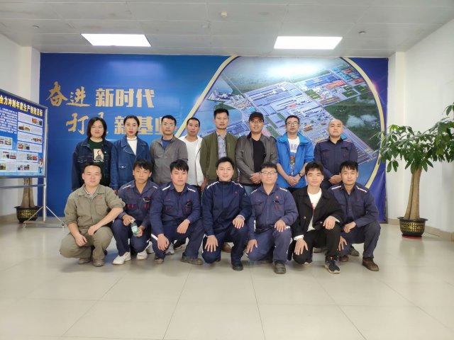 教师到柳州钢铁集团回访毕业生