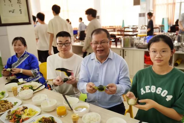 品味壮乡感党恩，民族团结一家亲 ——校领导深入“一站式”学生社区，与师生欢度三月三