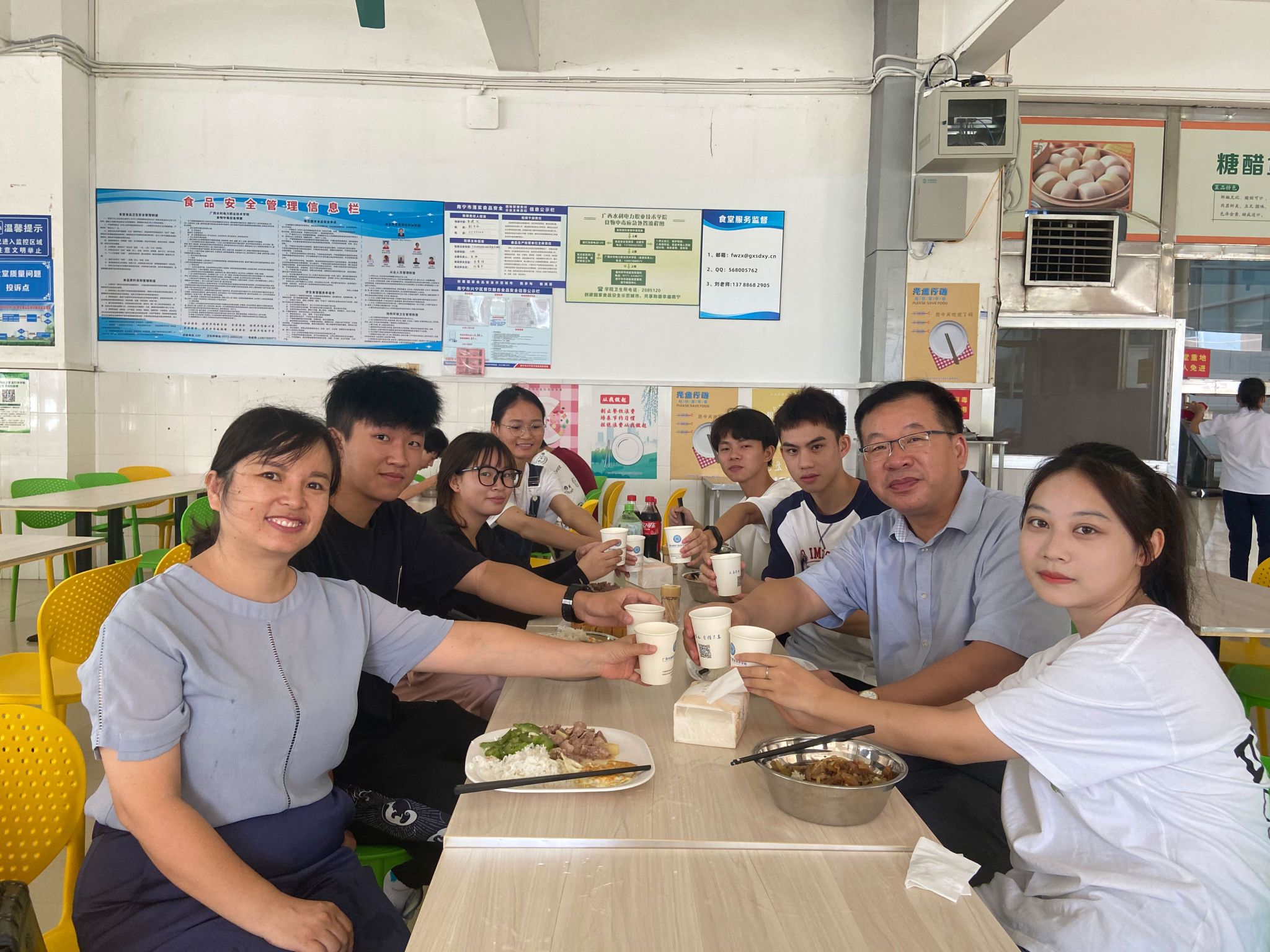 学校领导与留校学生欢度中秋佳节