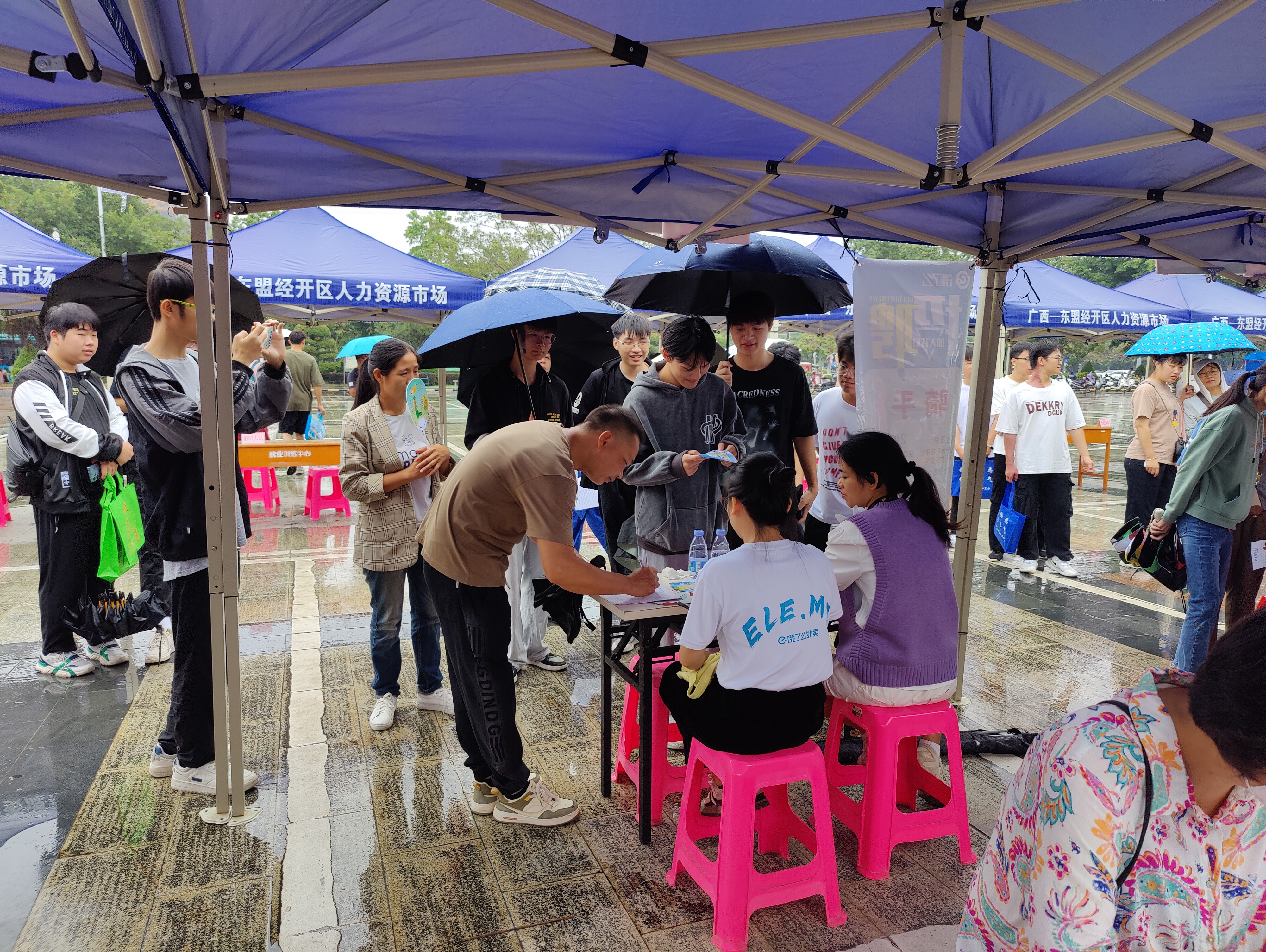 提升就业岗位认知 —信息工程学院学生参加“金秋招聘月”活动