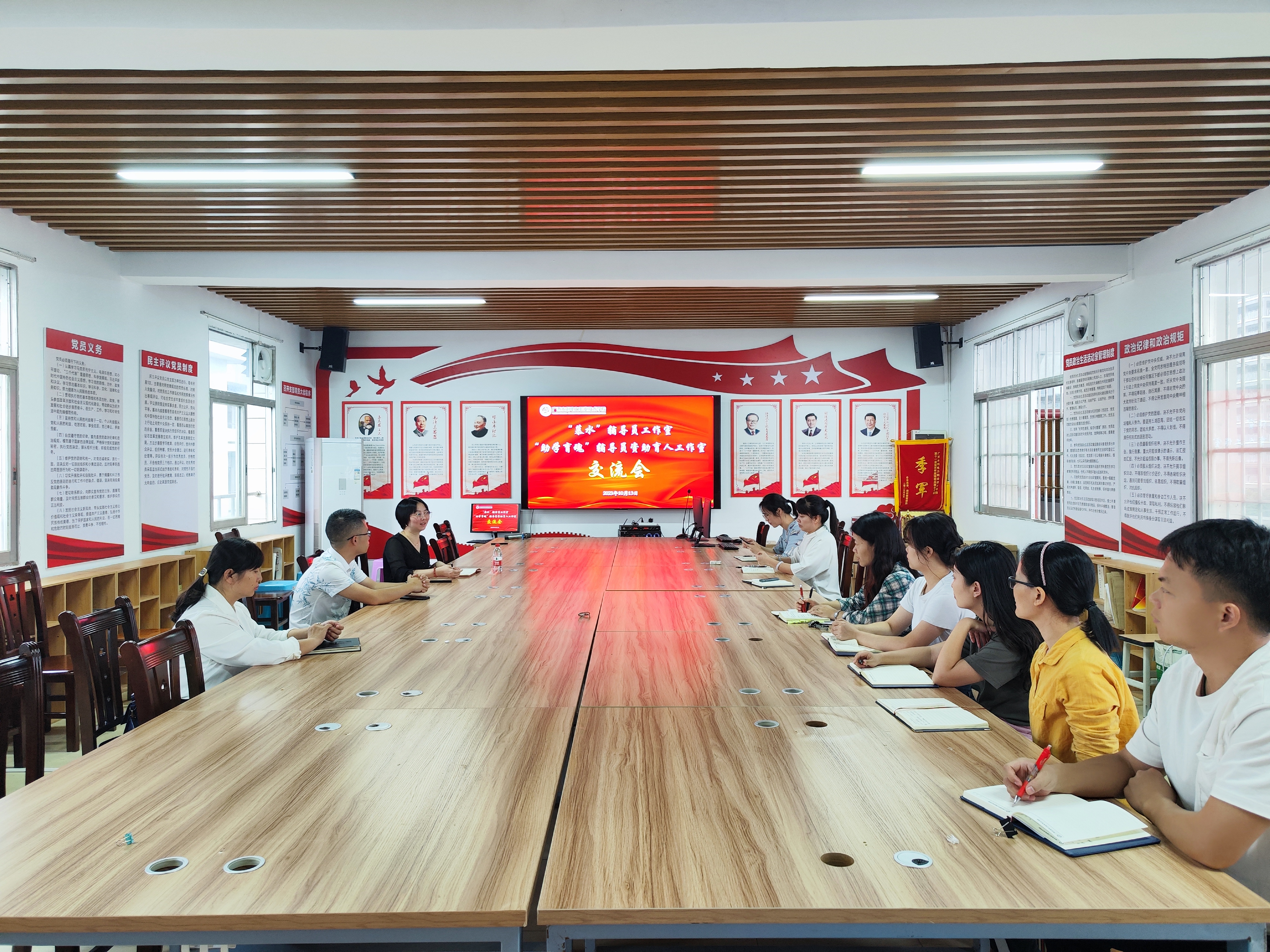 “助学育魂”辅导员资助育人工作室与“慕水”辅导员工作室开展经验交流会