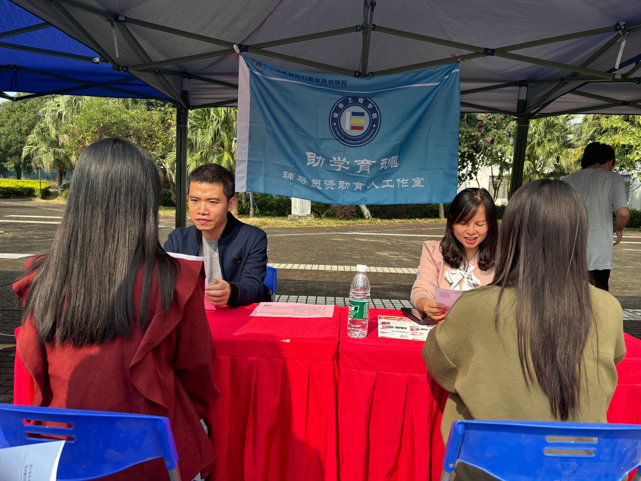 做实资助工作，增强育人实效 ——“助学育魂”辅导员资助育人工作室开展“职业体验”活动